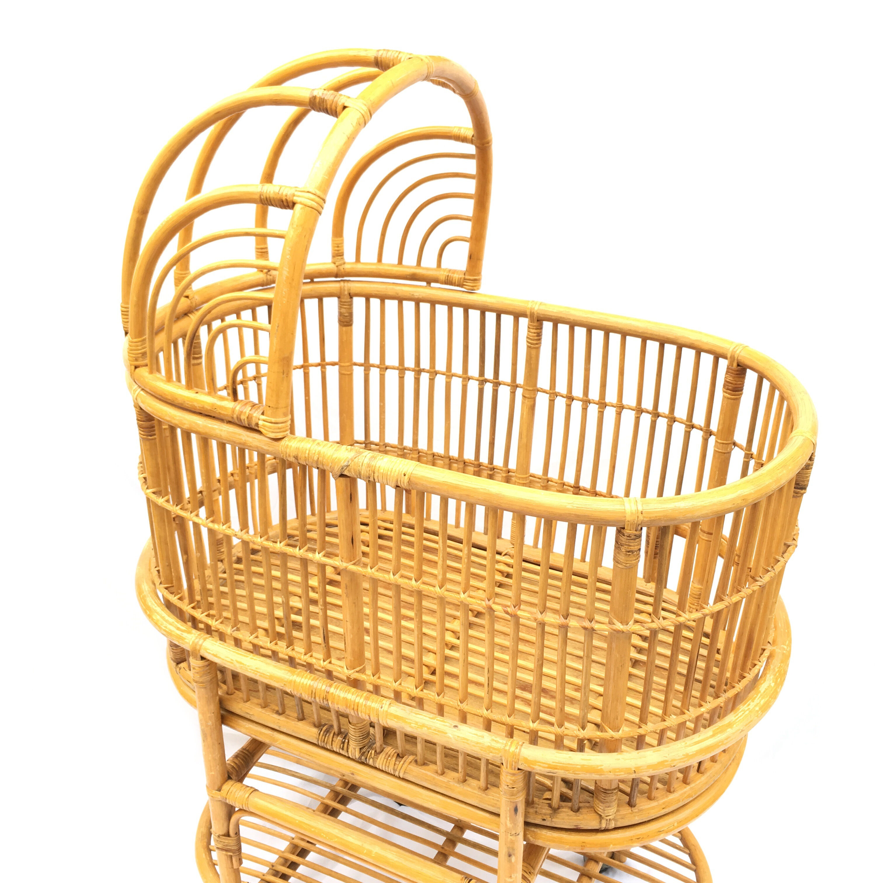 Berceau en rotin vintage pour bébé