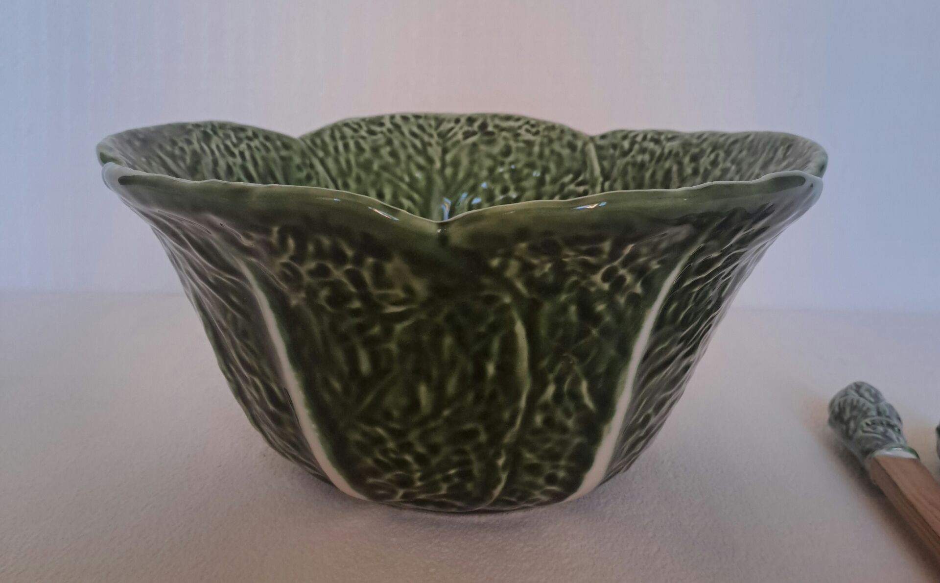 Cabbage bowl and its salad utensils in earthenware