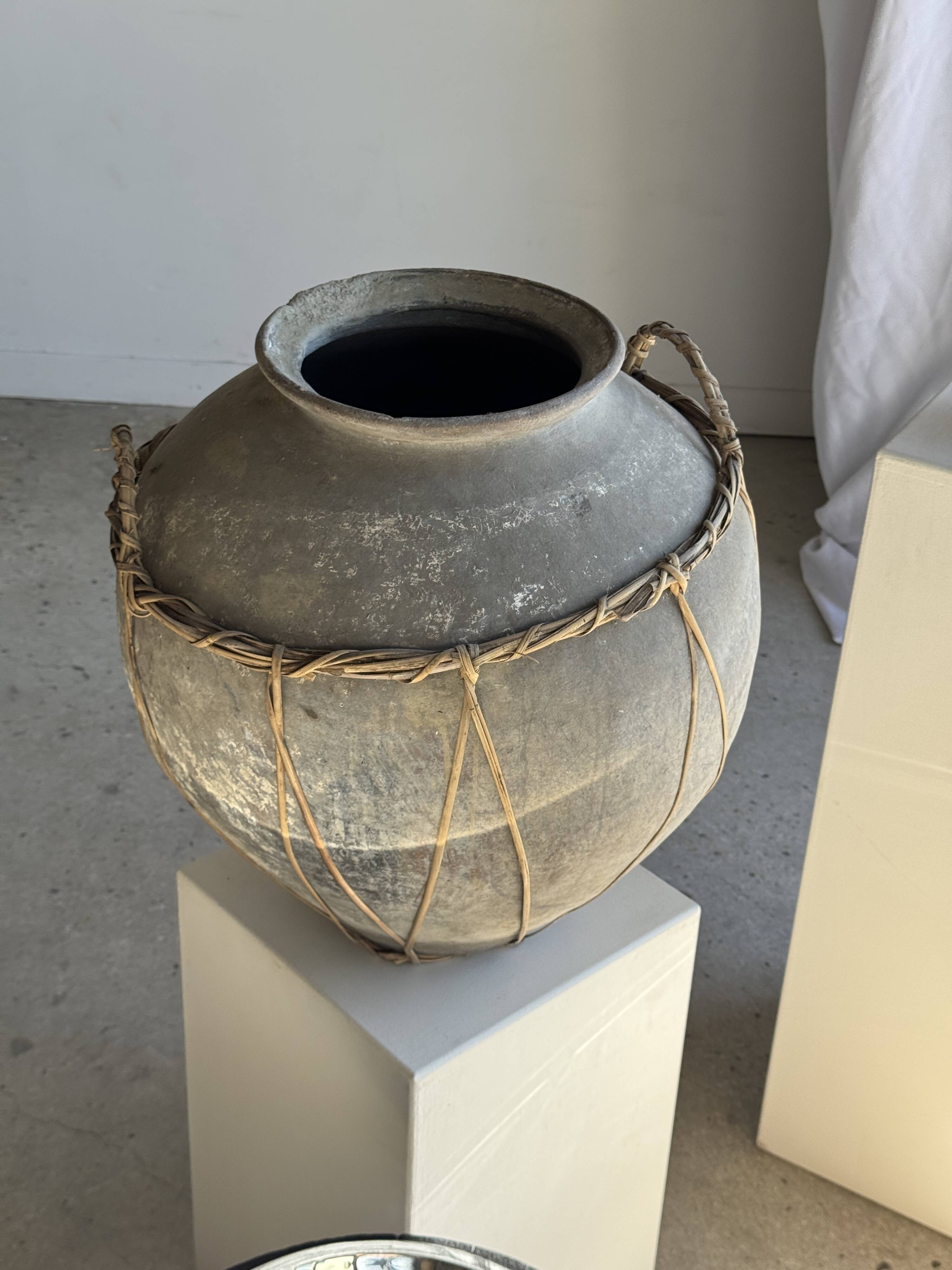 Pot en terre cuite gris clair à anses et croisillons en rotin