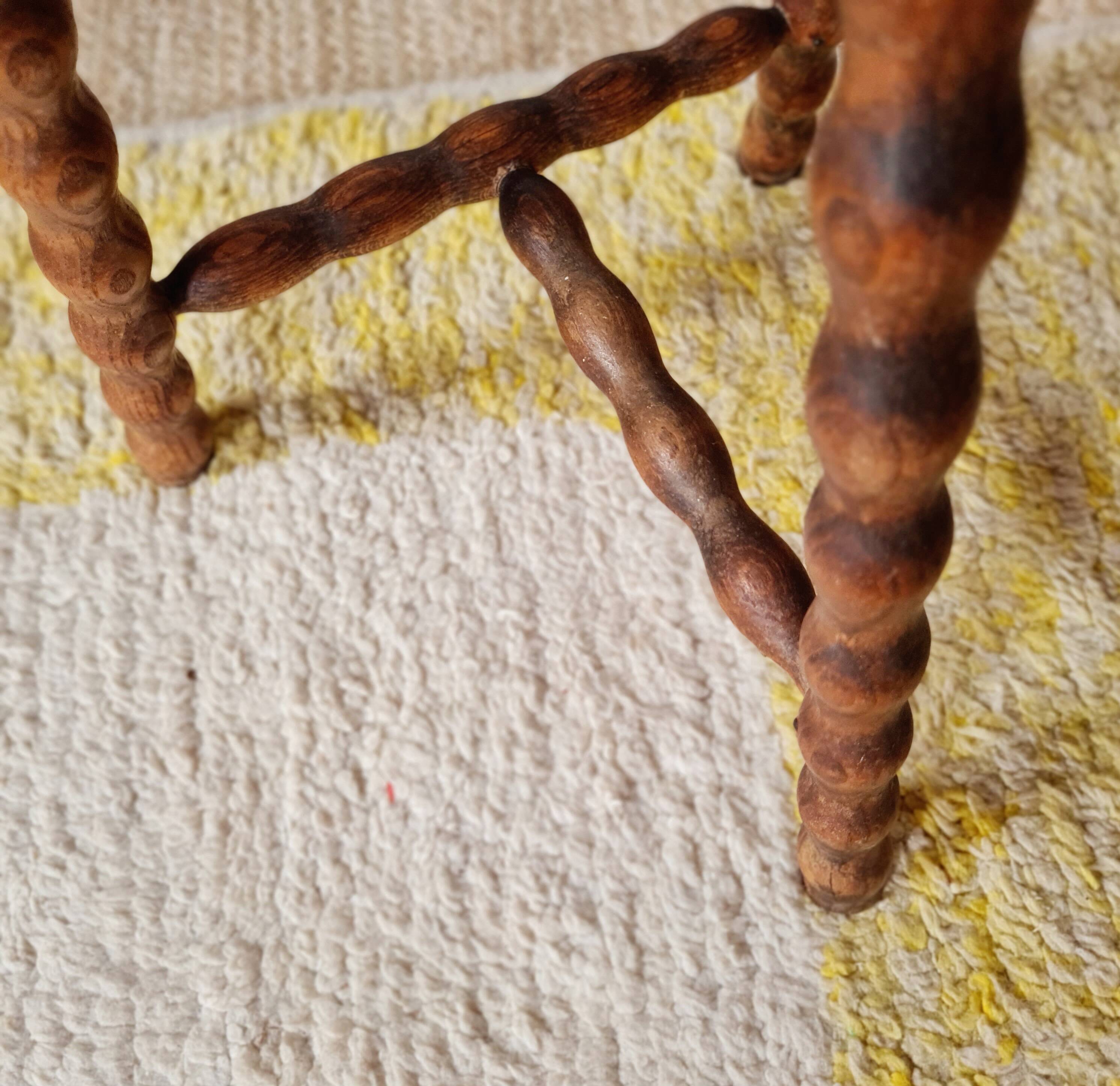 Tabourets tripodes en bois tourné - plateau demi lune