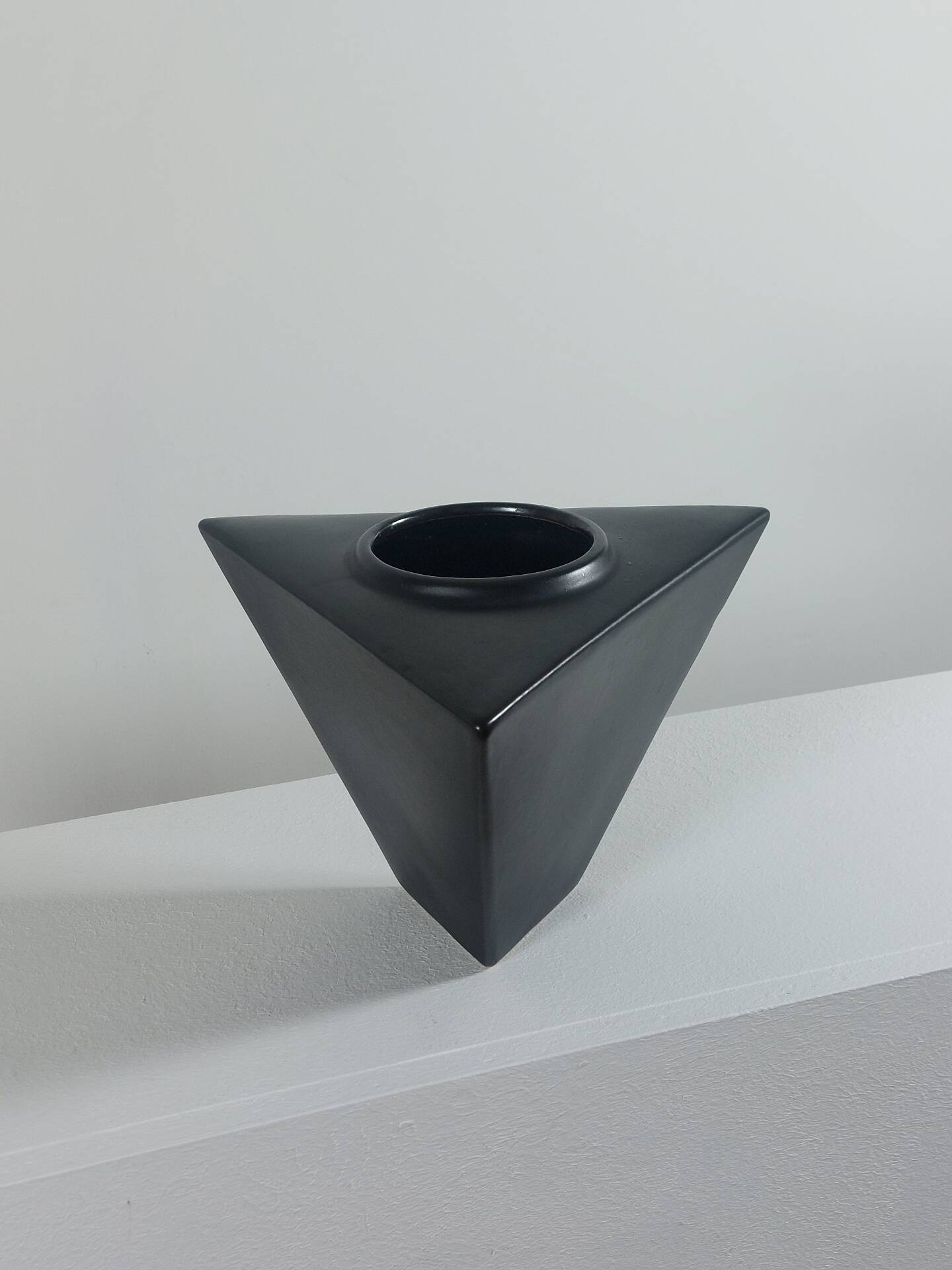 Vase en céramique postmoderne noir géométrique vintage