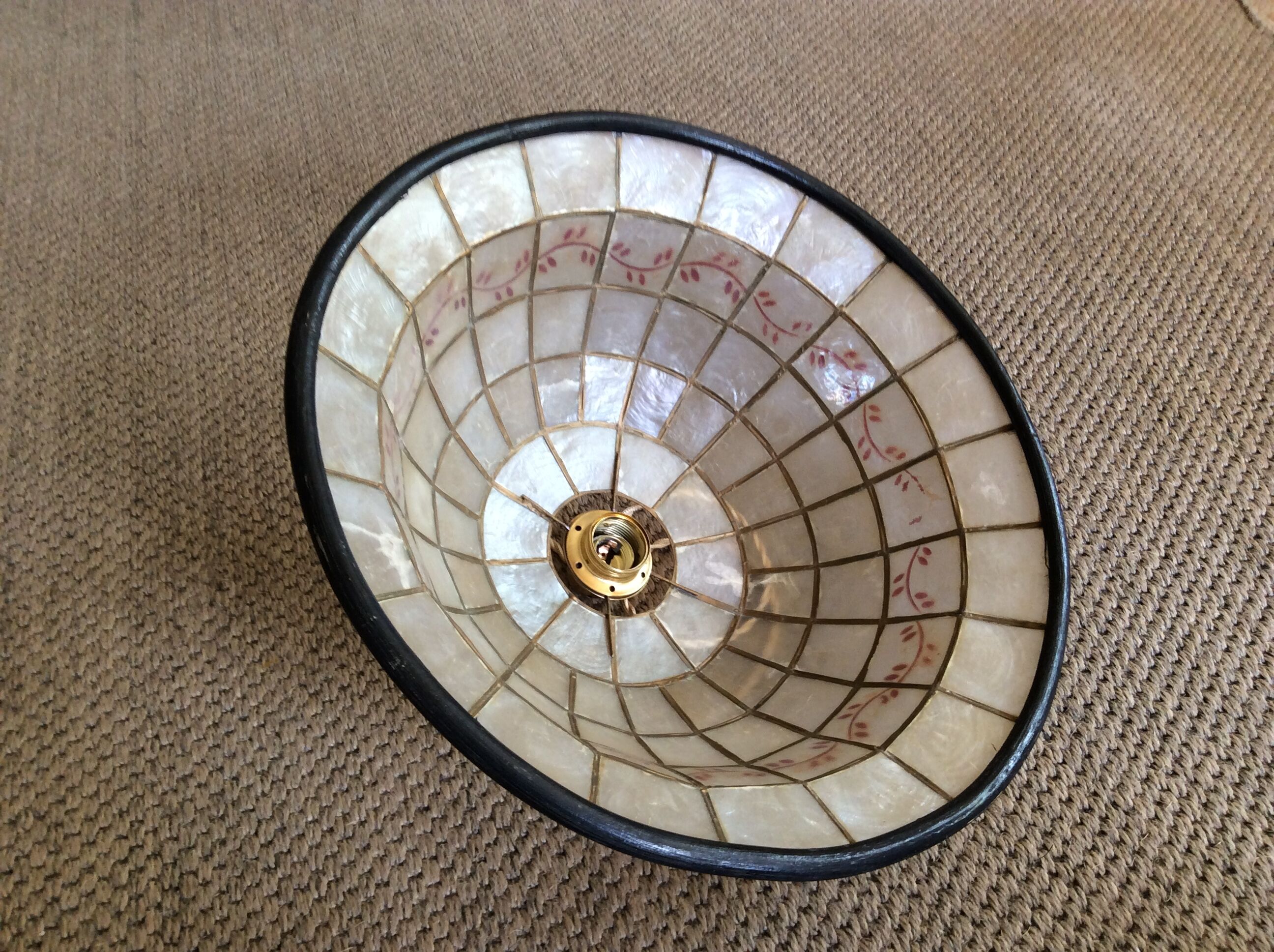 Mother-of-pearl suspension