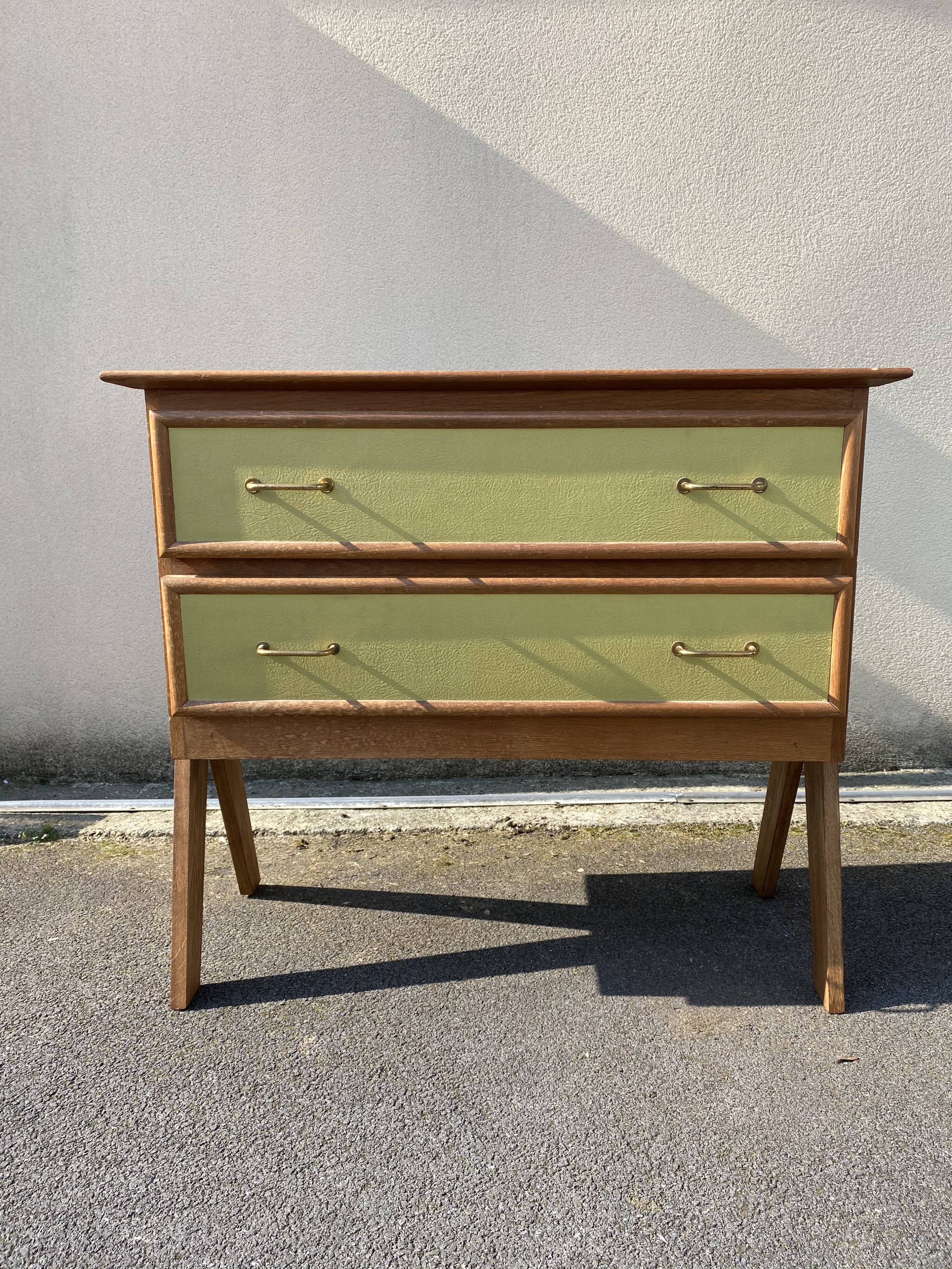 Dresser compass feet