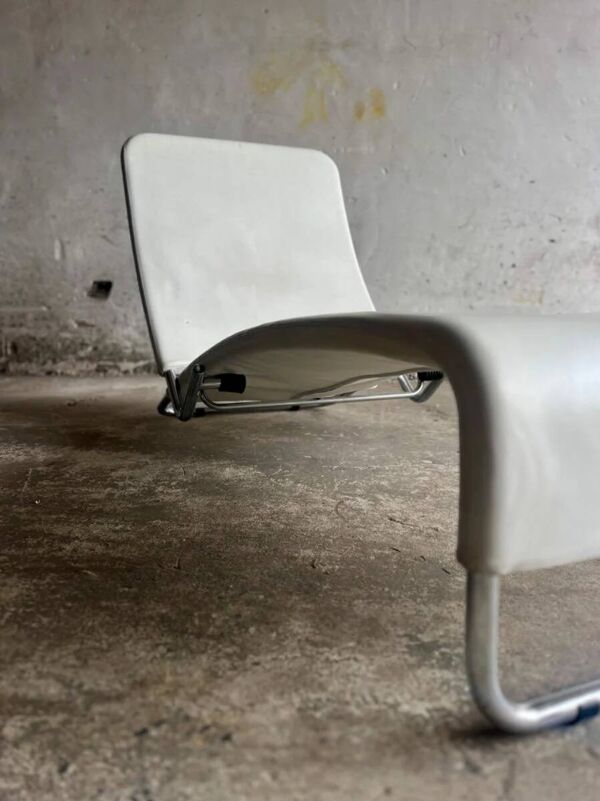 Fauteuil lounge Tuoli en cuir blanc par Antti Nurmesniemi pour Cassina (1970) — structure chromée