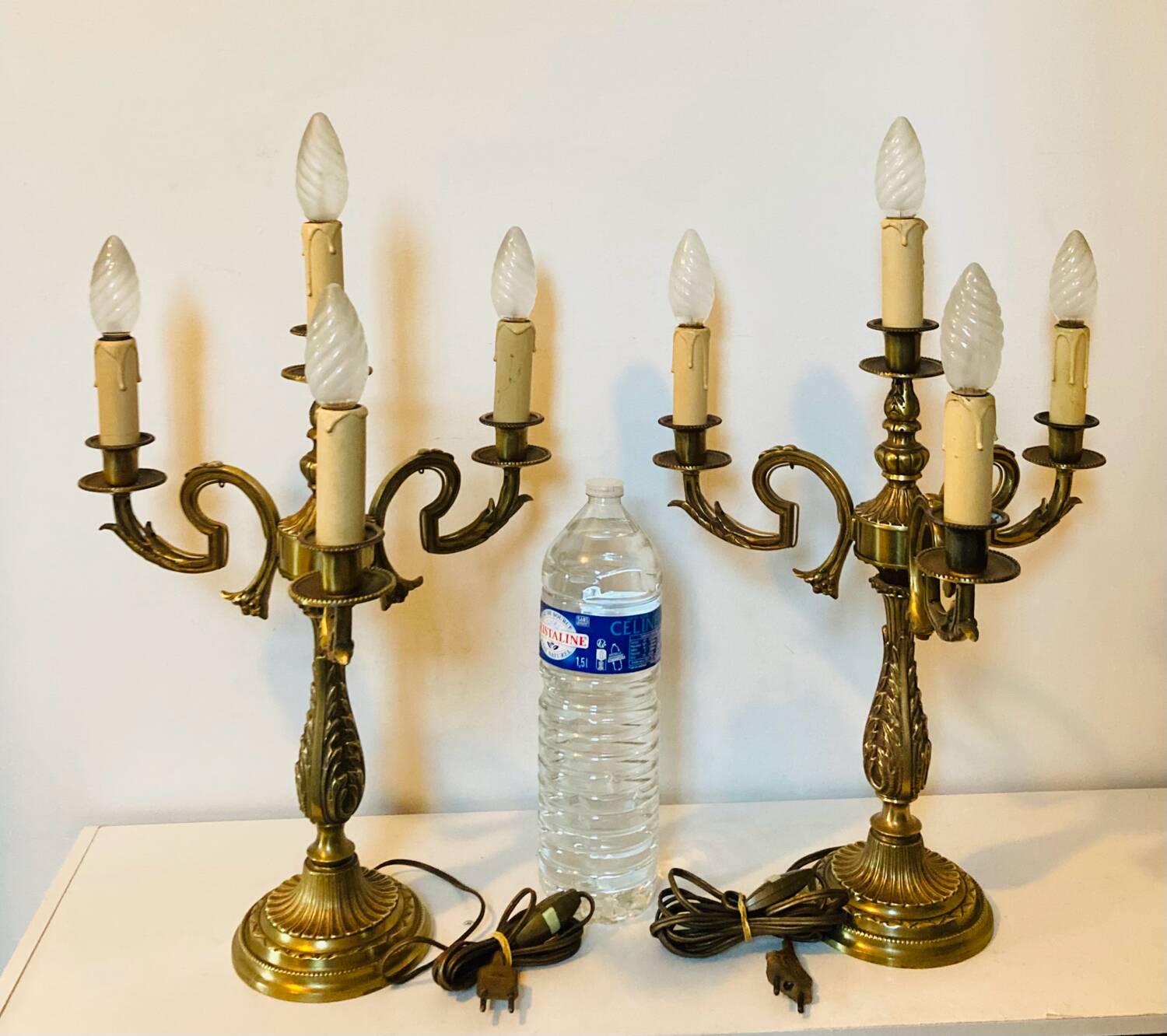 Large table lamps in solid bronze, decorated with acanthus leaves.