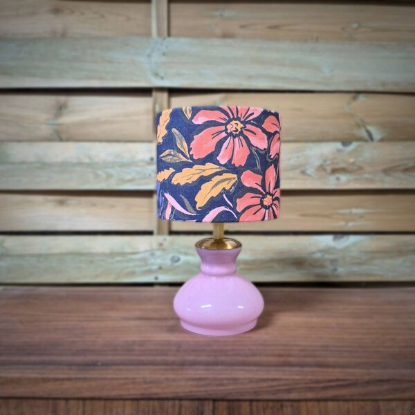 Lampe à poser, pied globe en verre rose, abat-jour fleuri