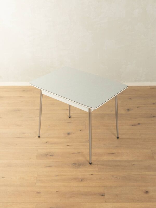 Table de cuisine vintage avec Resopal gris clair et chrome, années 1950.