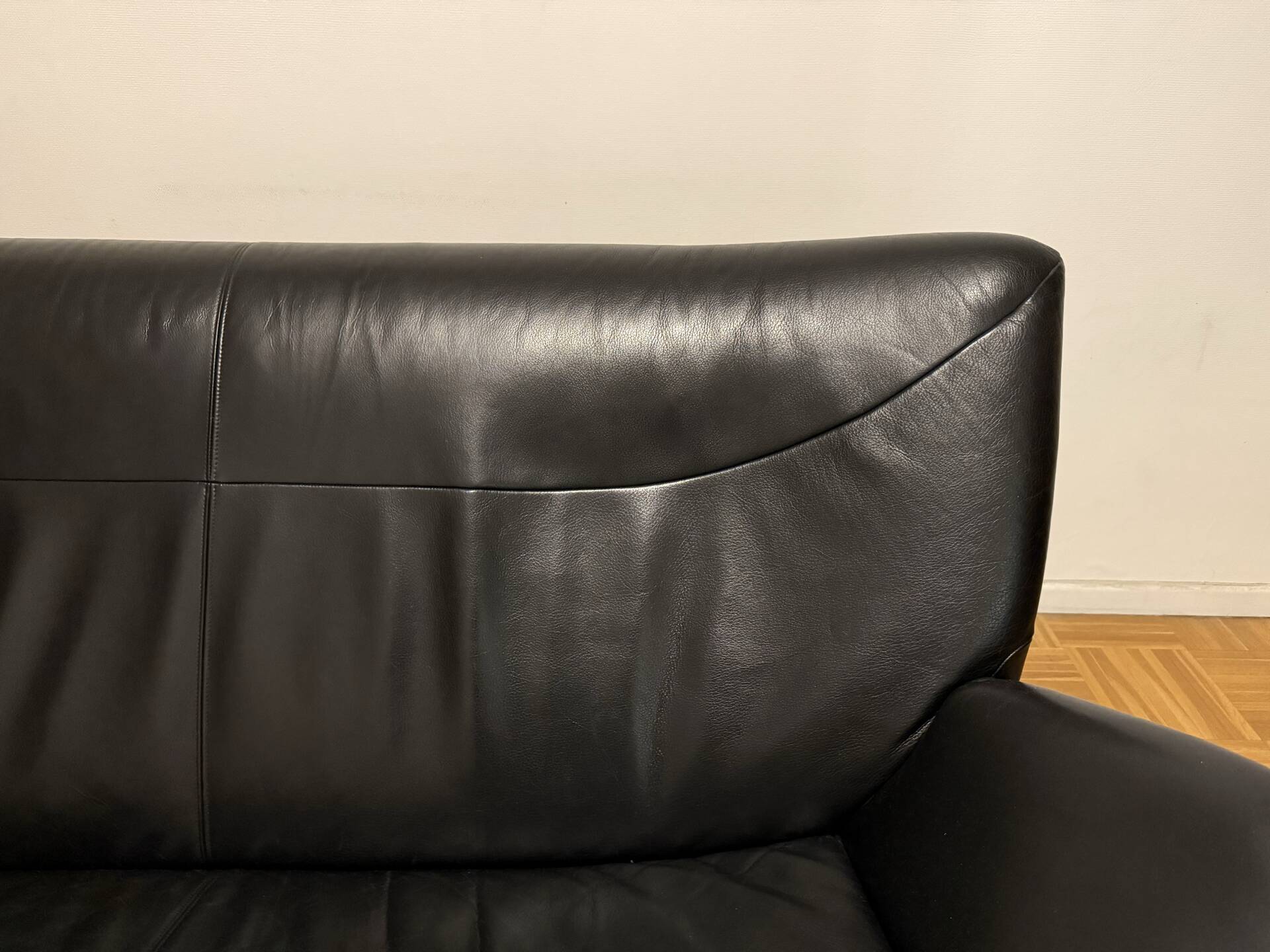 Leather sofa Leolux Jan Armgardt model Echnaton in very good condition.
