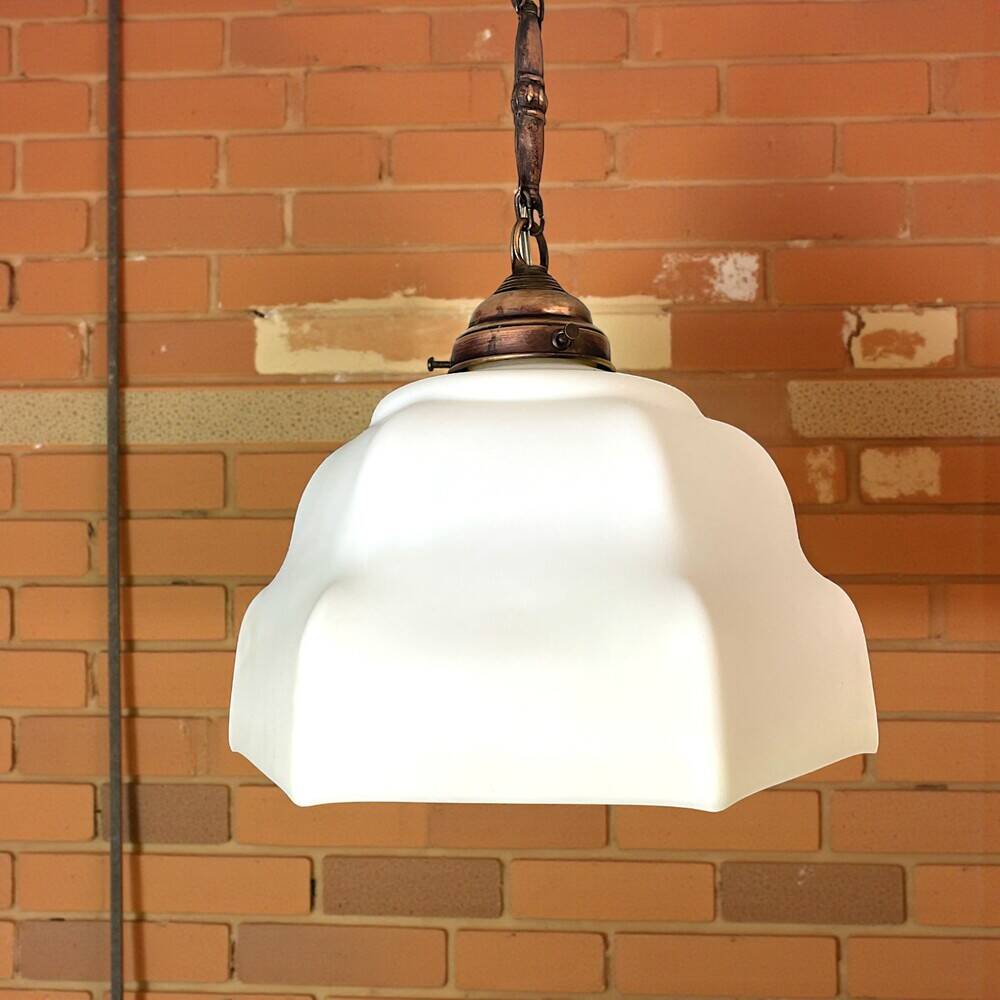 Lampe suspendue en verre blanc Art Déco