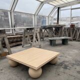 Table basse carrée en pierre avec pieds de balle sculpturaux