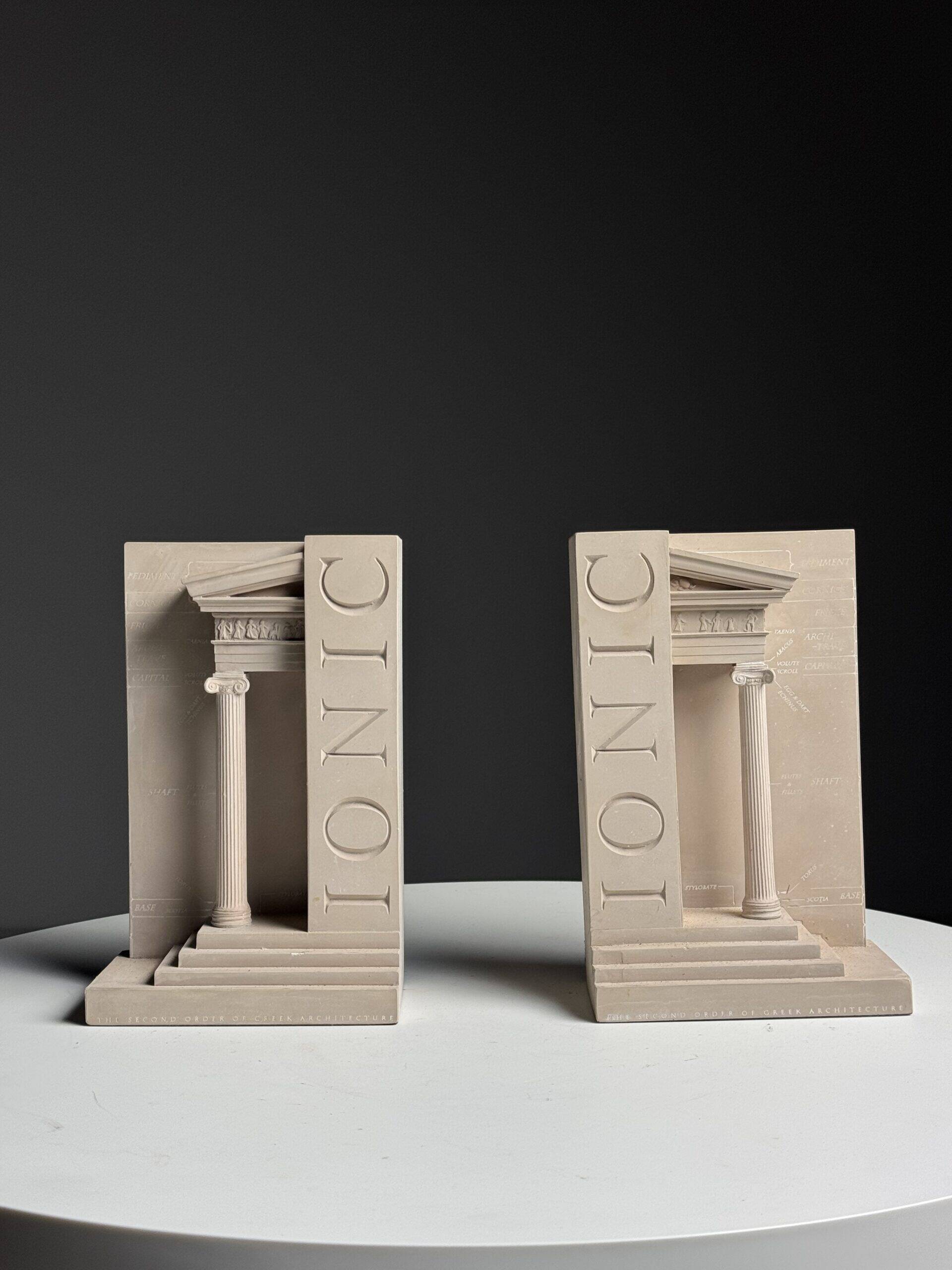 Set of ionic bookends