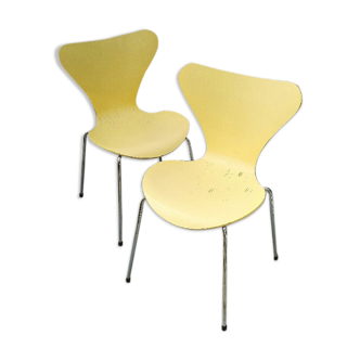 Pair of Arne Jacobsen chairs for Fritz Hansen design 2001