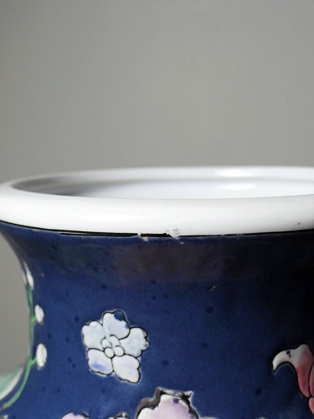 Large baluster vase in Chinese porcelain with vintage floral decoration from the 1970s-80s.