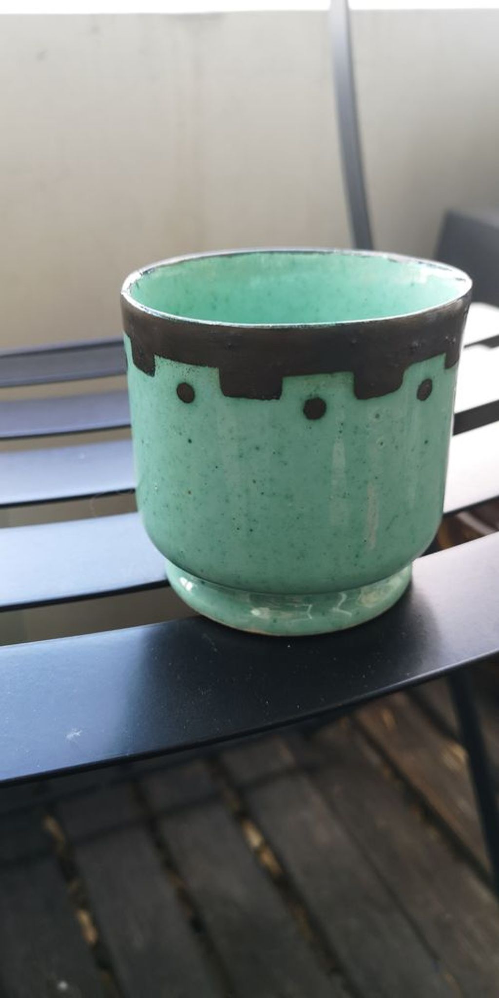 Cache pot émaillé céladon et noir - années 1960