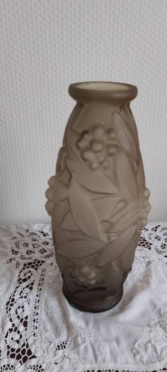 Espaivet vase "foliage and berries" art deco.