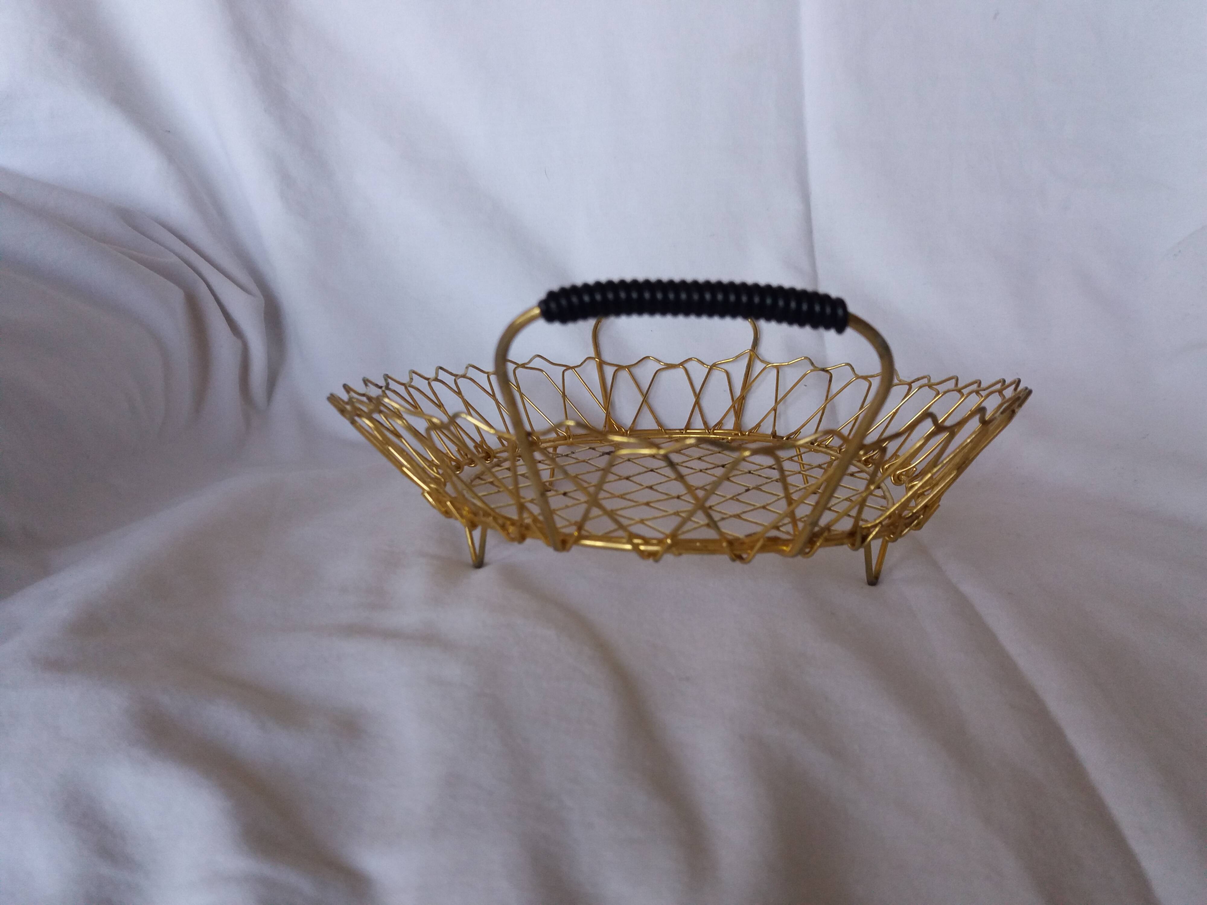 Flat gold metal and scoubidou basket basket