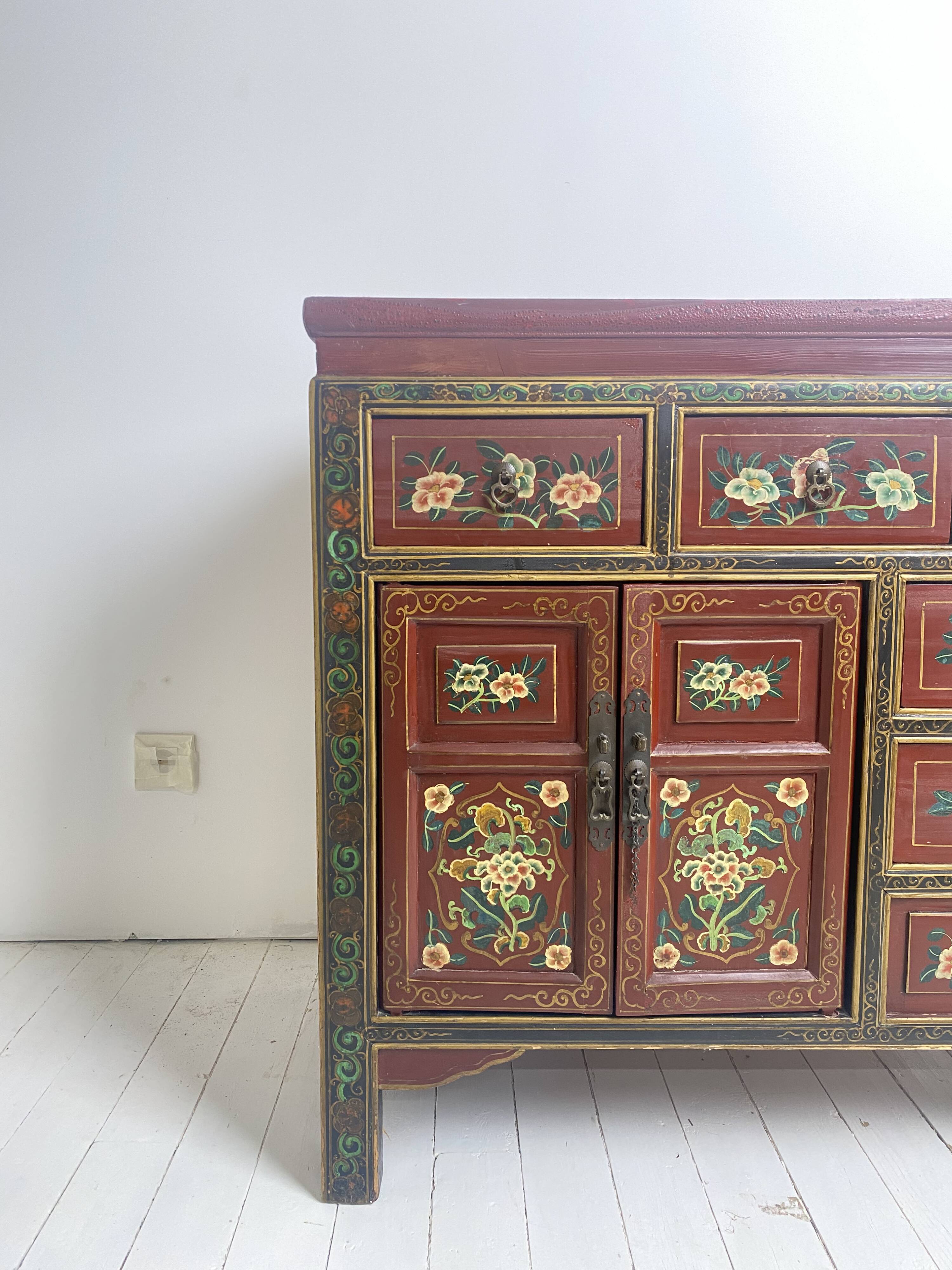 Buffet chinois vintage peint à la main, meuble rouge à décor floral