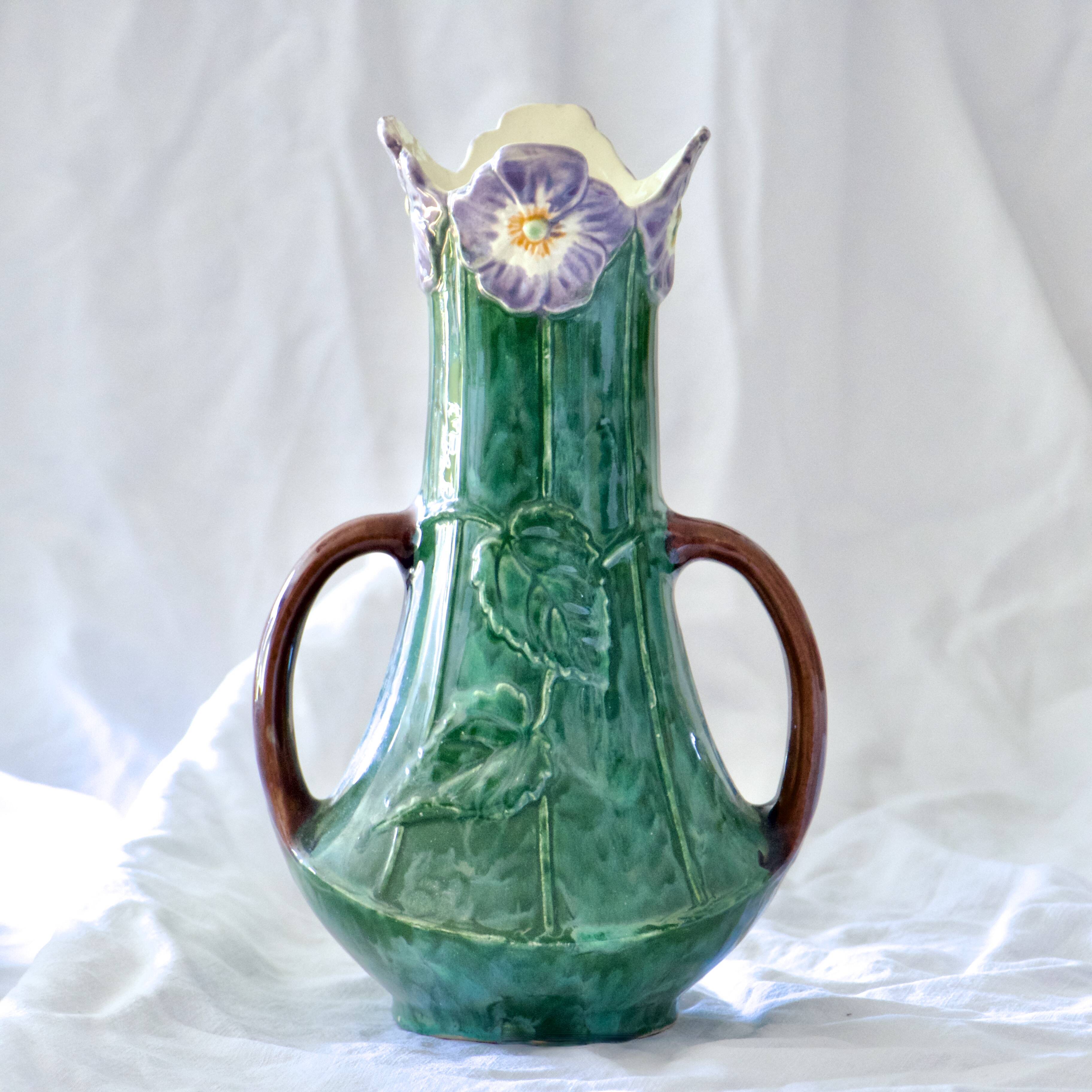 Vase ancien Art Nouveau XIXe en barbotine fleurs de Pensées