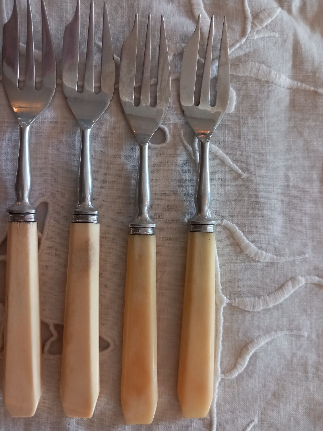 10 dessert forks .old
