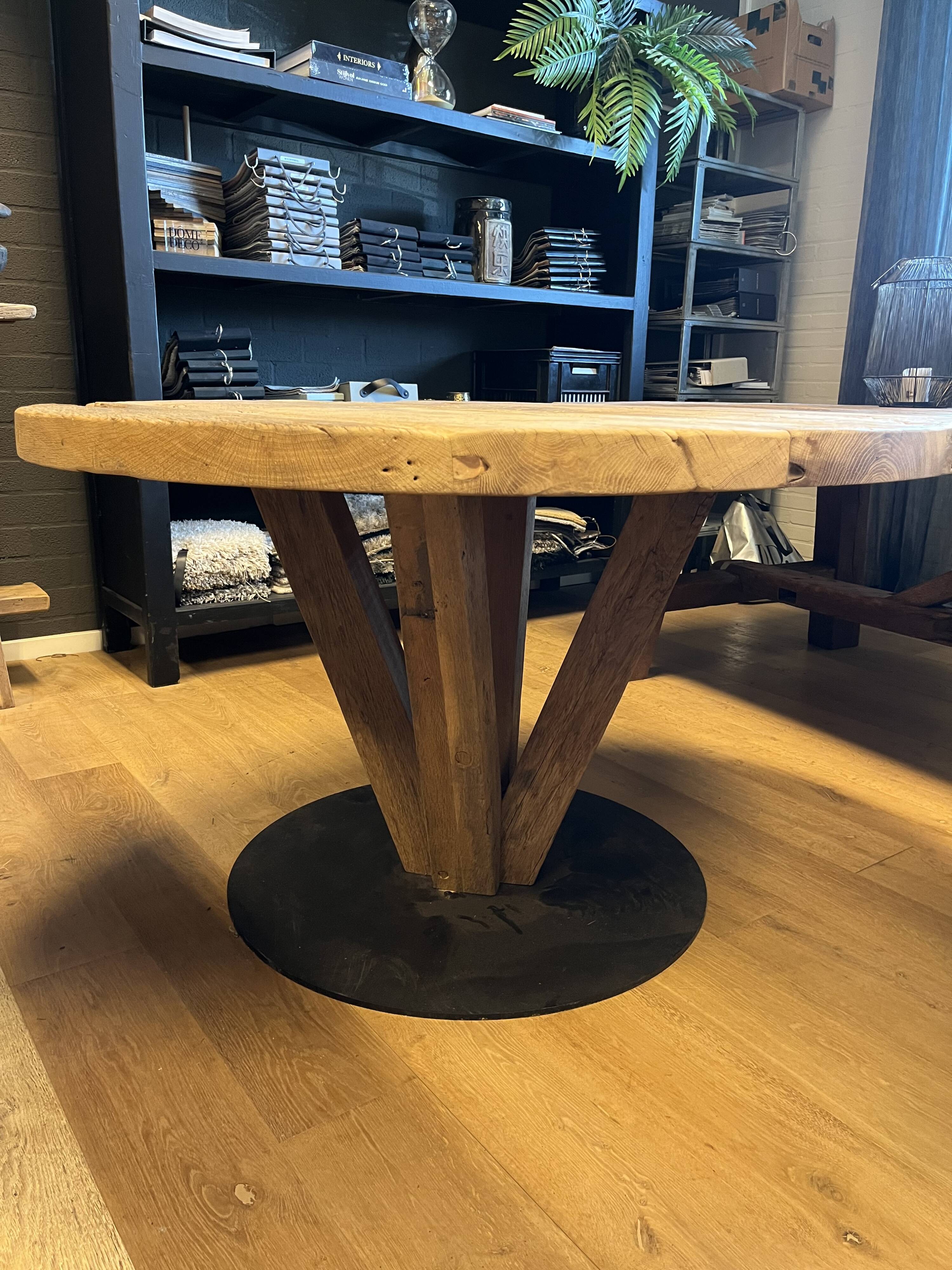 Round table in solid antique oak with a thick top