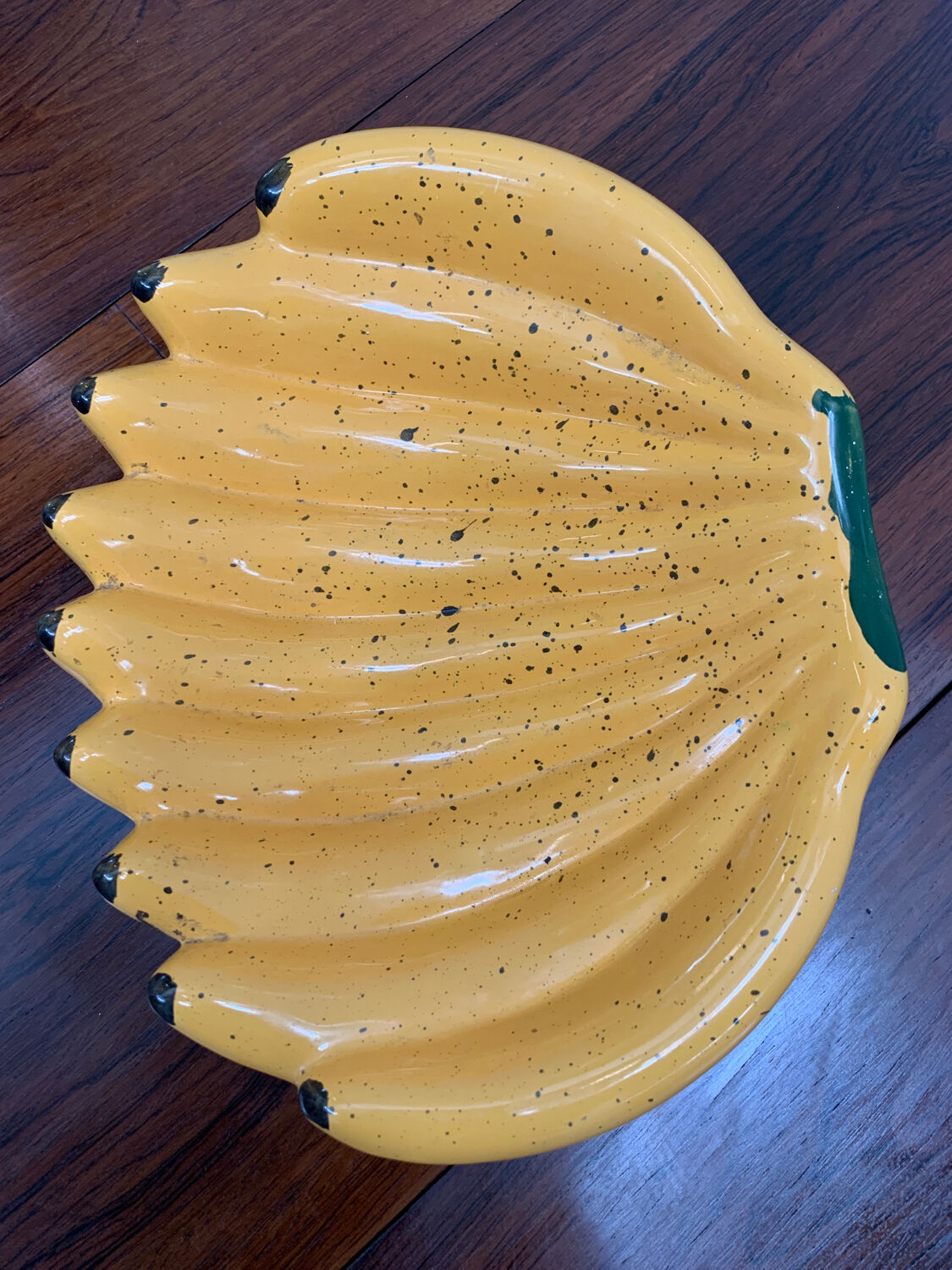 Banana-shaped basket