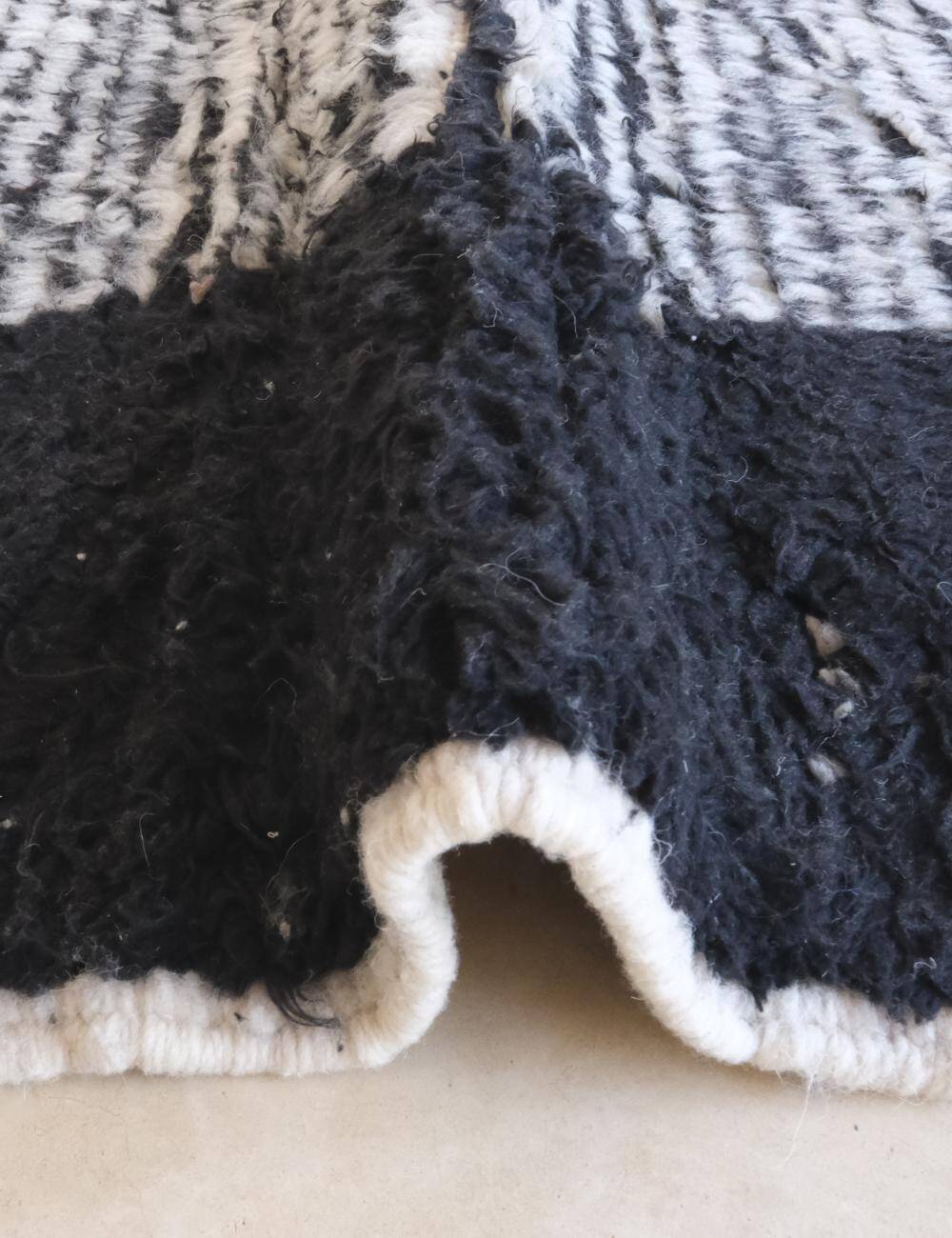 Black and White Rug - 255 x 157 cm