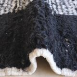 Black and White Rug - 255 x 157 cm
