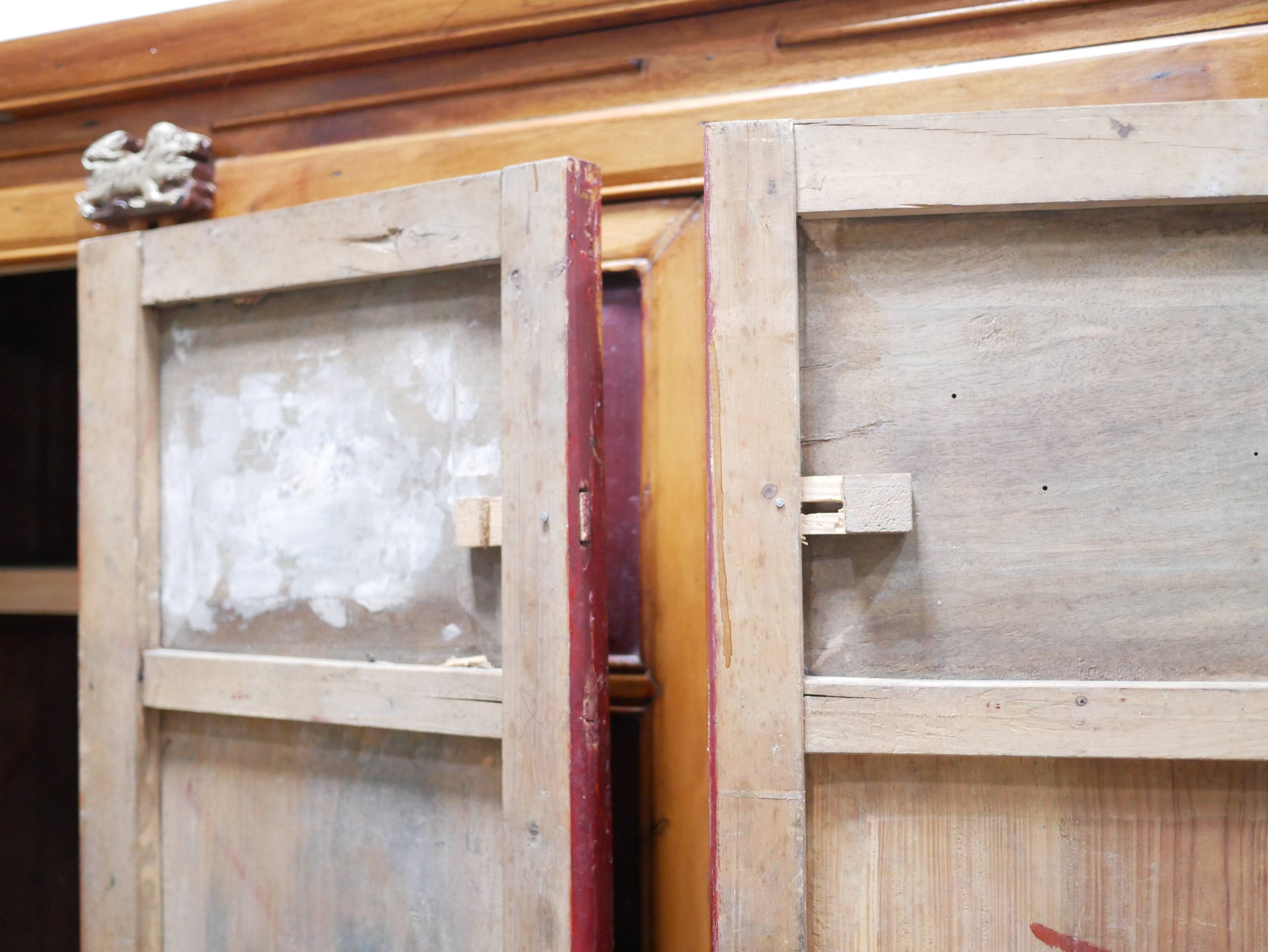 Armoire de mariage chinoise ancienne en orme sculpté et laqué – École de Ni
