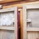 Armoire de mariage chinoise ancienne en orme sculpté et laqué – École de Ni
