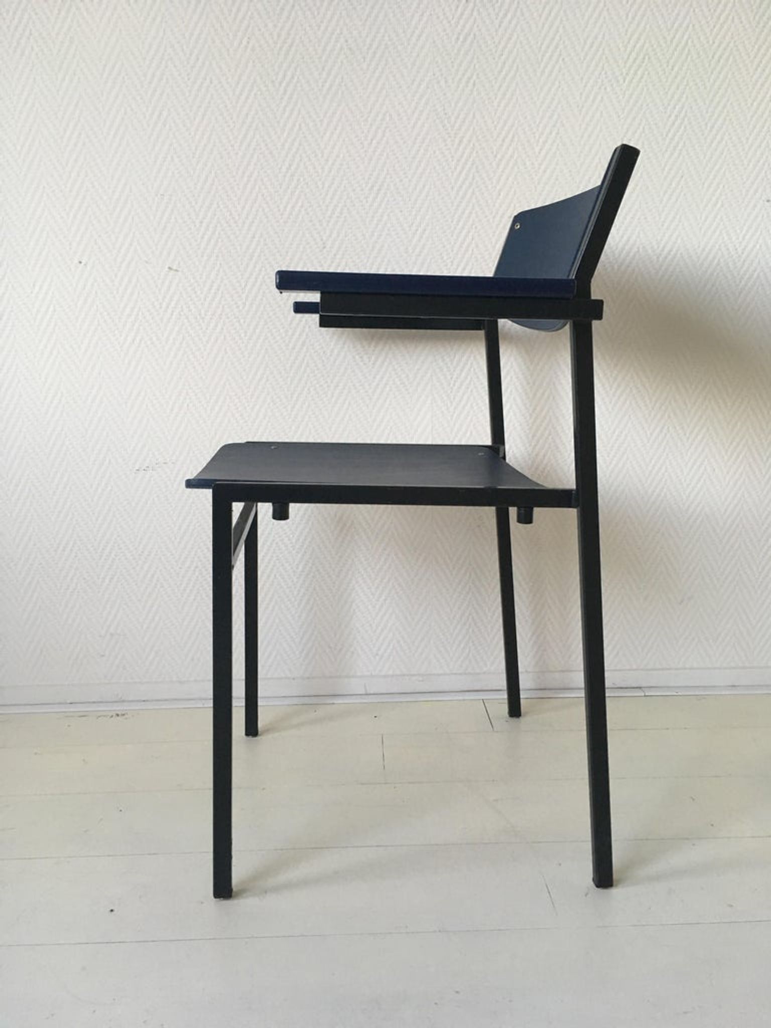 4 fauteuils empilables minimalistes en métal bleu et contreplaqué par Gijs van der Sluis