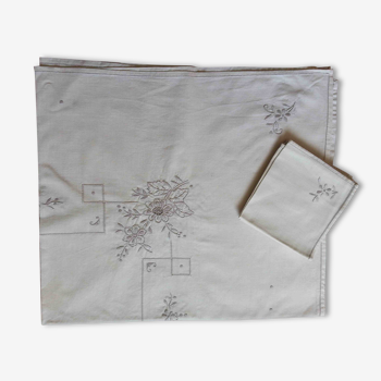 Square linen tablecloth embroidered and its small towels