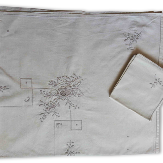 Square linen tablecloth embroidered and its small towels