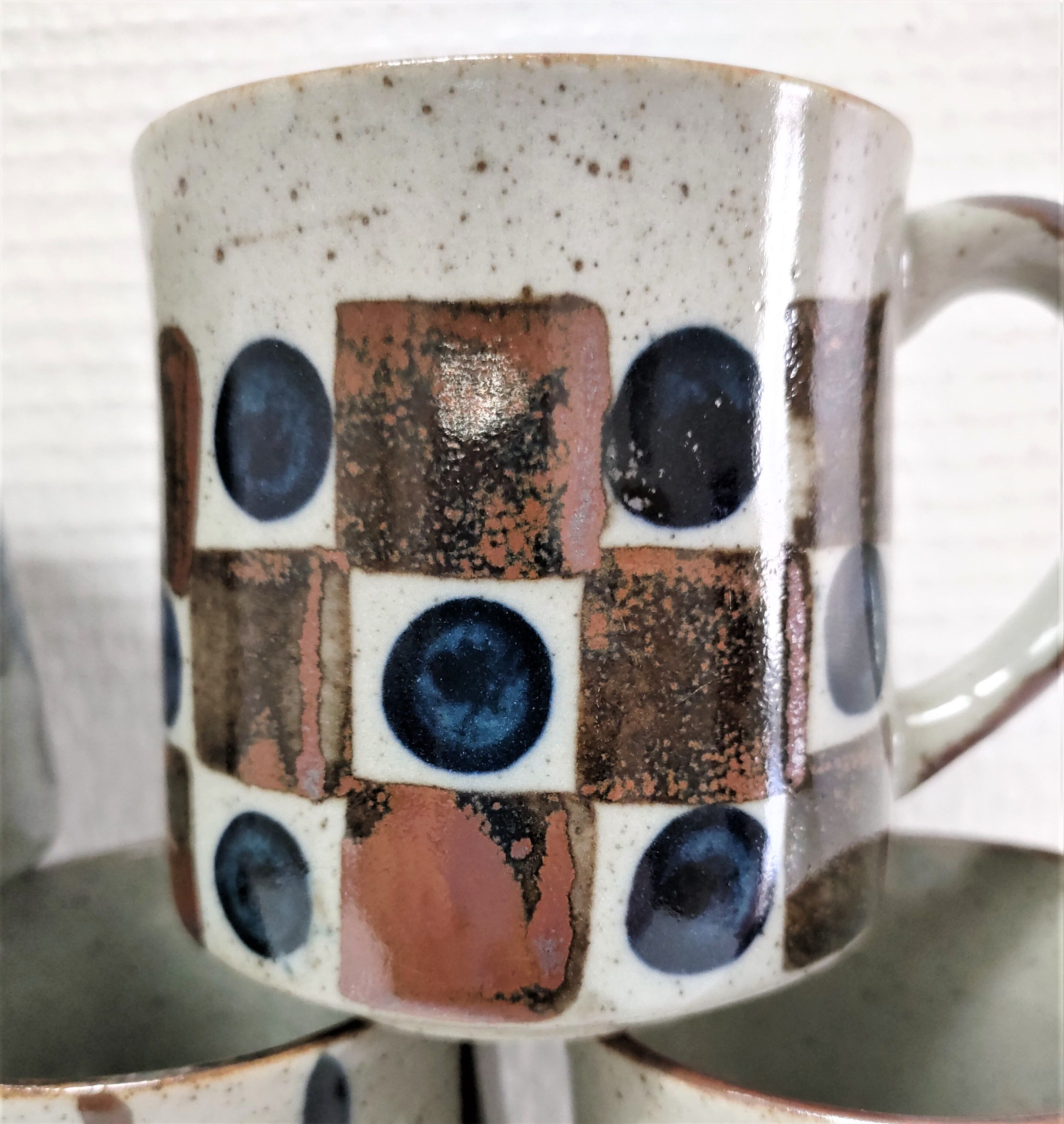 Dix mugs en grès émaillé décors bleu et ocre design années 80
