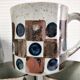 Dix mugs en grès émaillé décors bleu et ocre design années 80