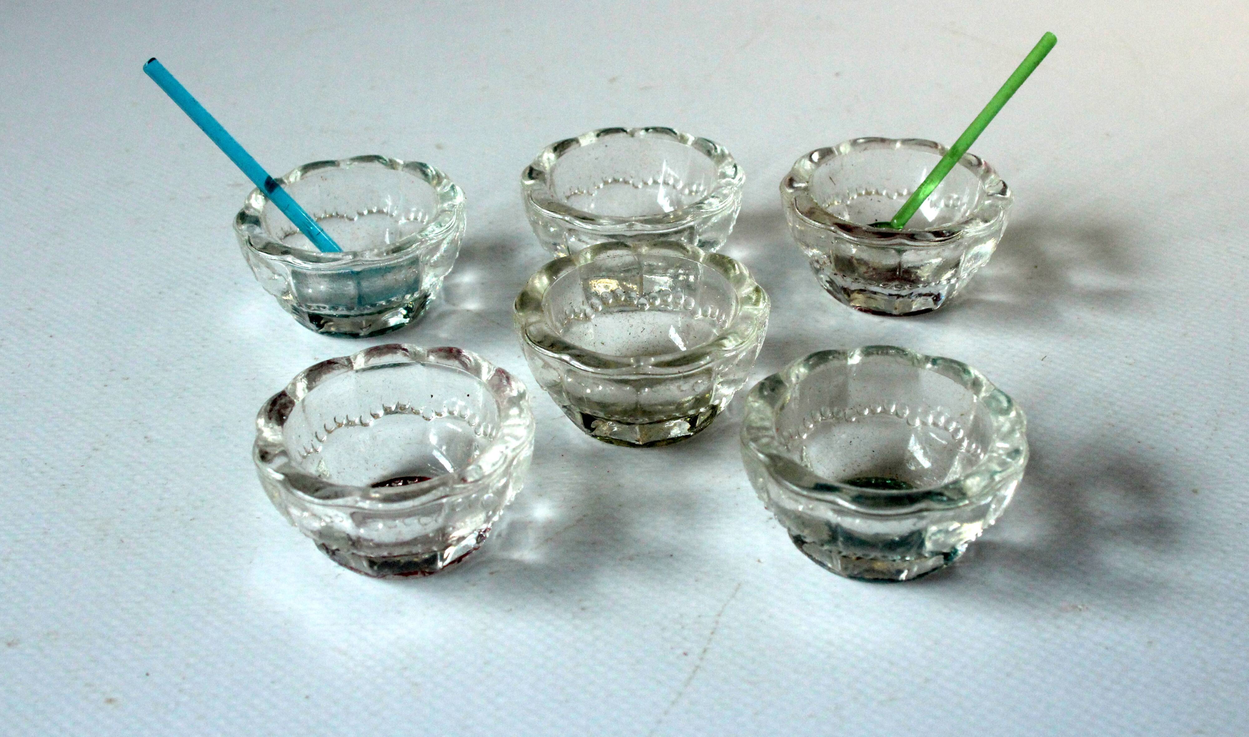 6 salerons anciens en verre et 2 cuillères en verre, années 1920