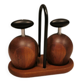 Un ensemble de moulins à poivre et à sel conçus par C Jörgensen pour Bodum Danemark. Fin du 20ème siècle.