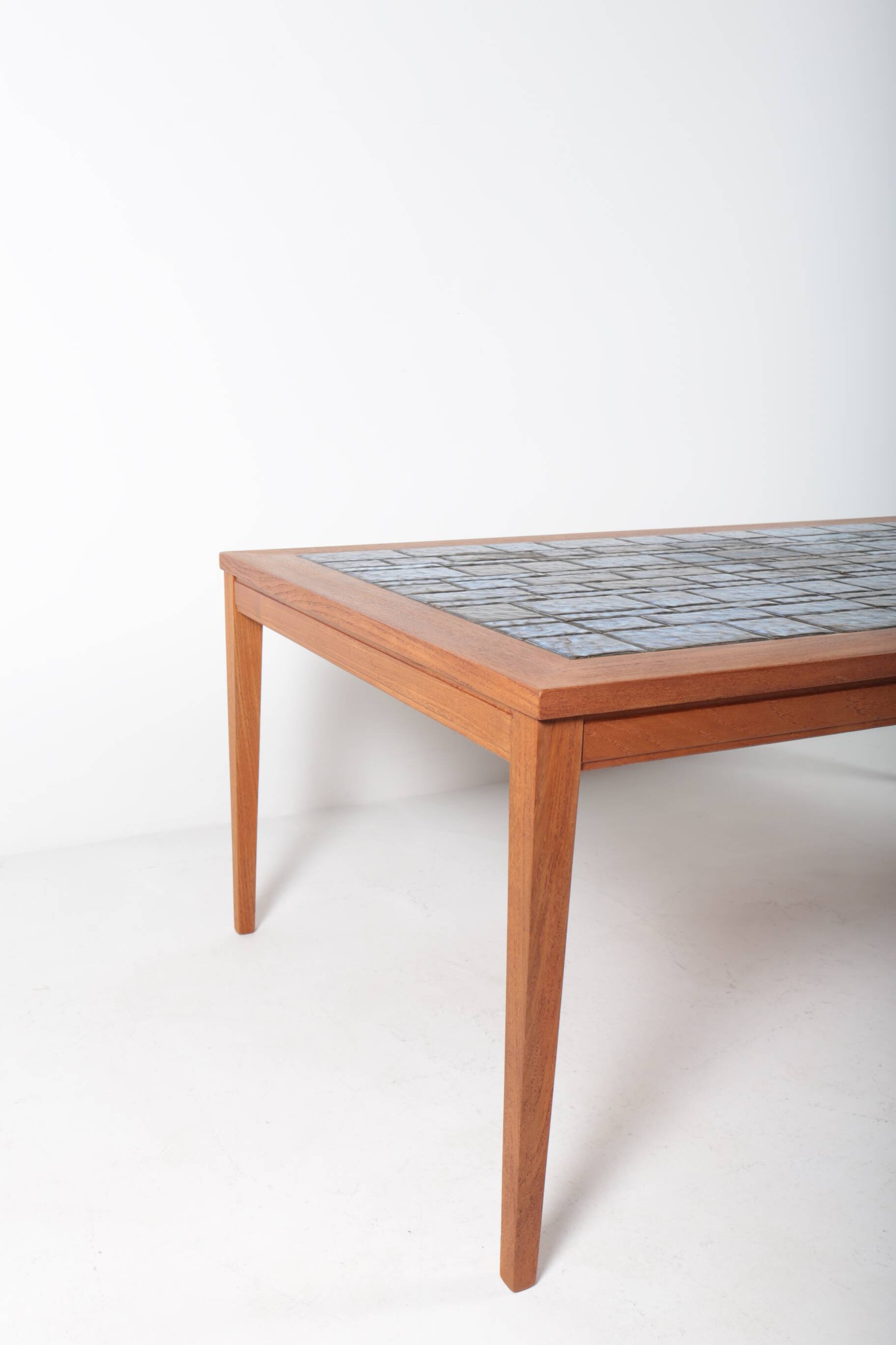 Table basse danoise en teck et céramique bleue
