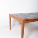 Table basse danoise en teck et céramique bleue