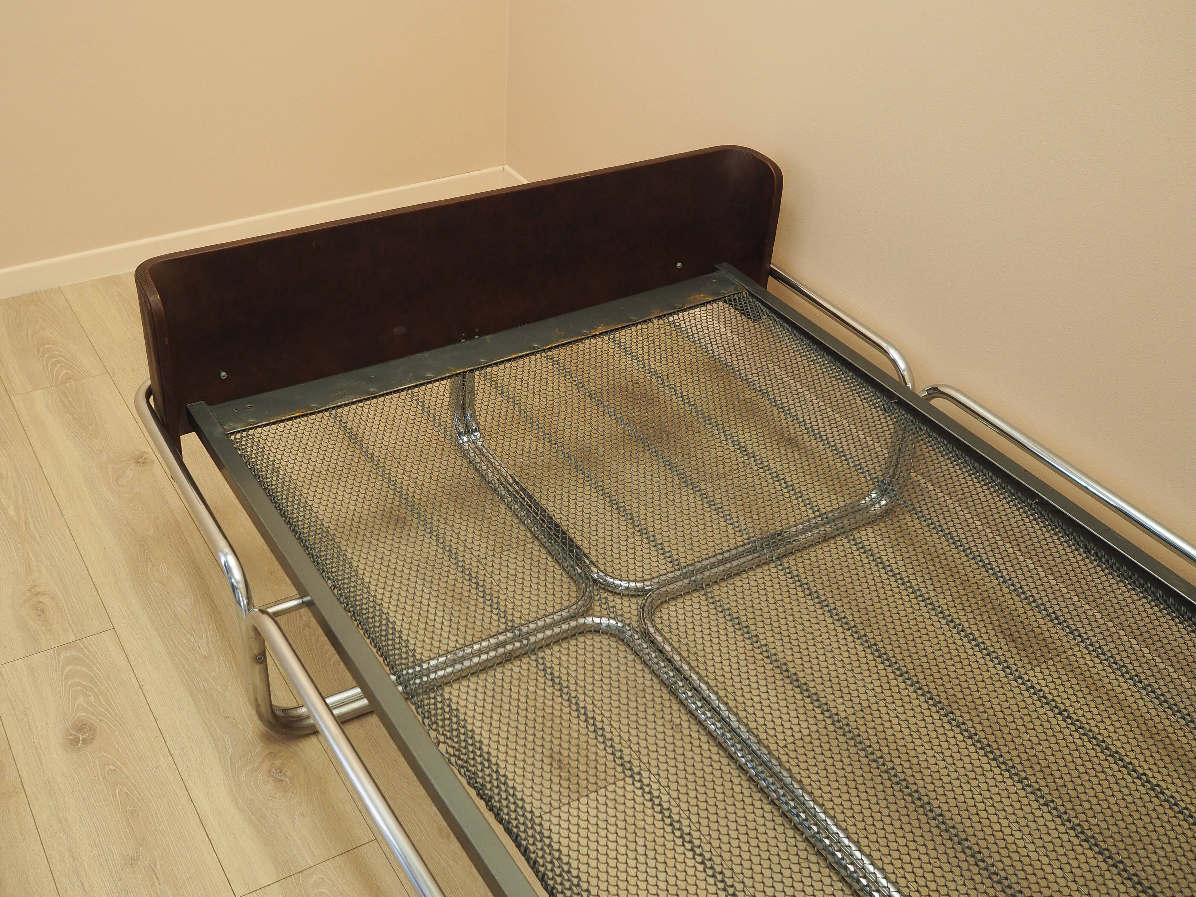 Bedroom bed, Italian design, 1980s, production: Italy