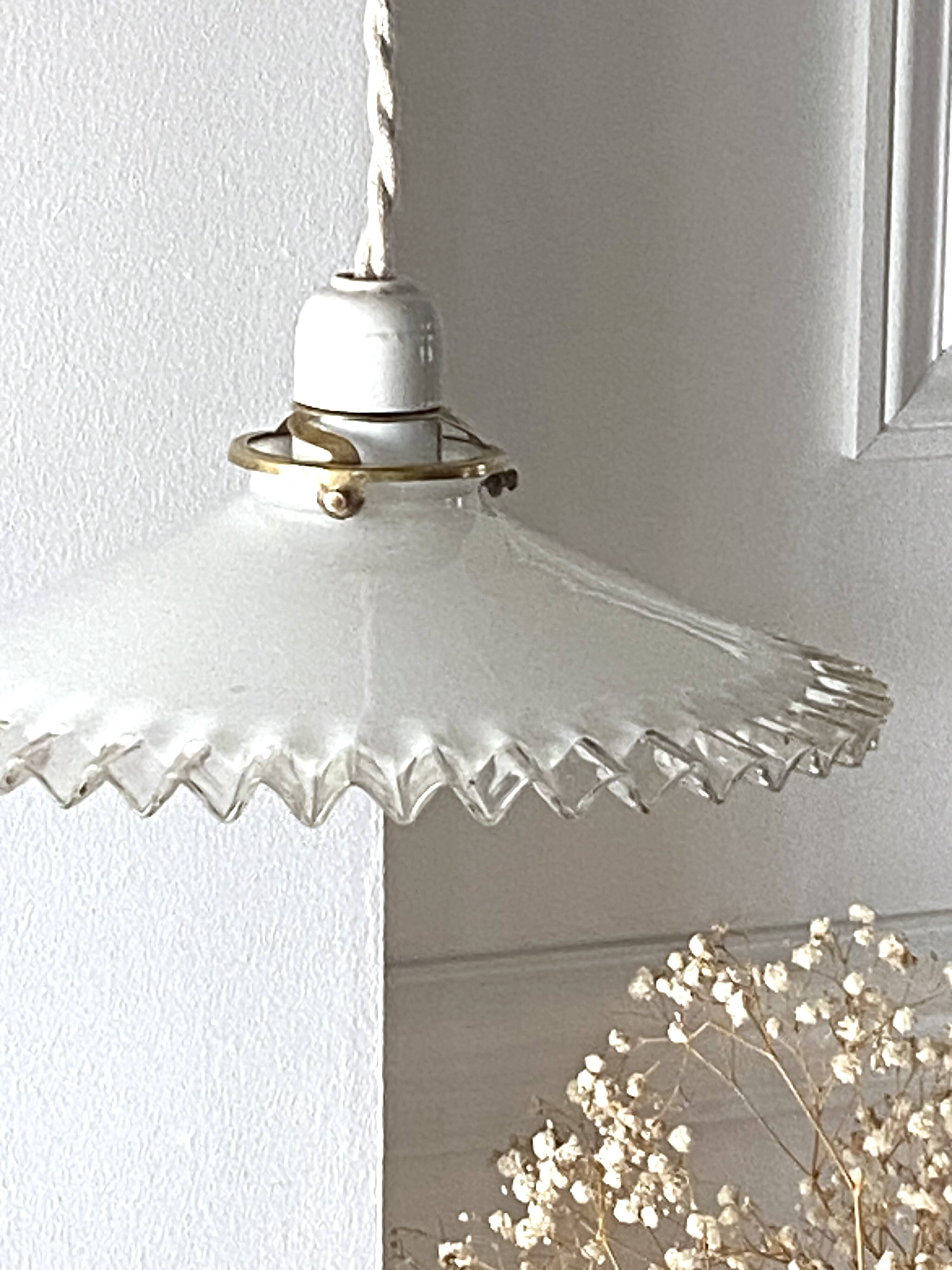 Suspension in white opaline