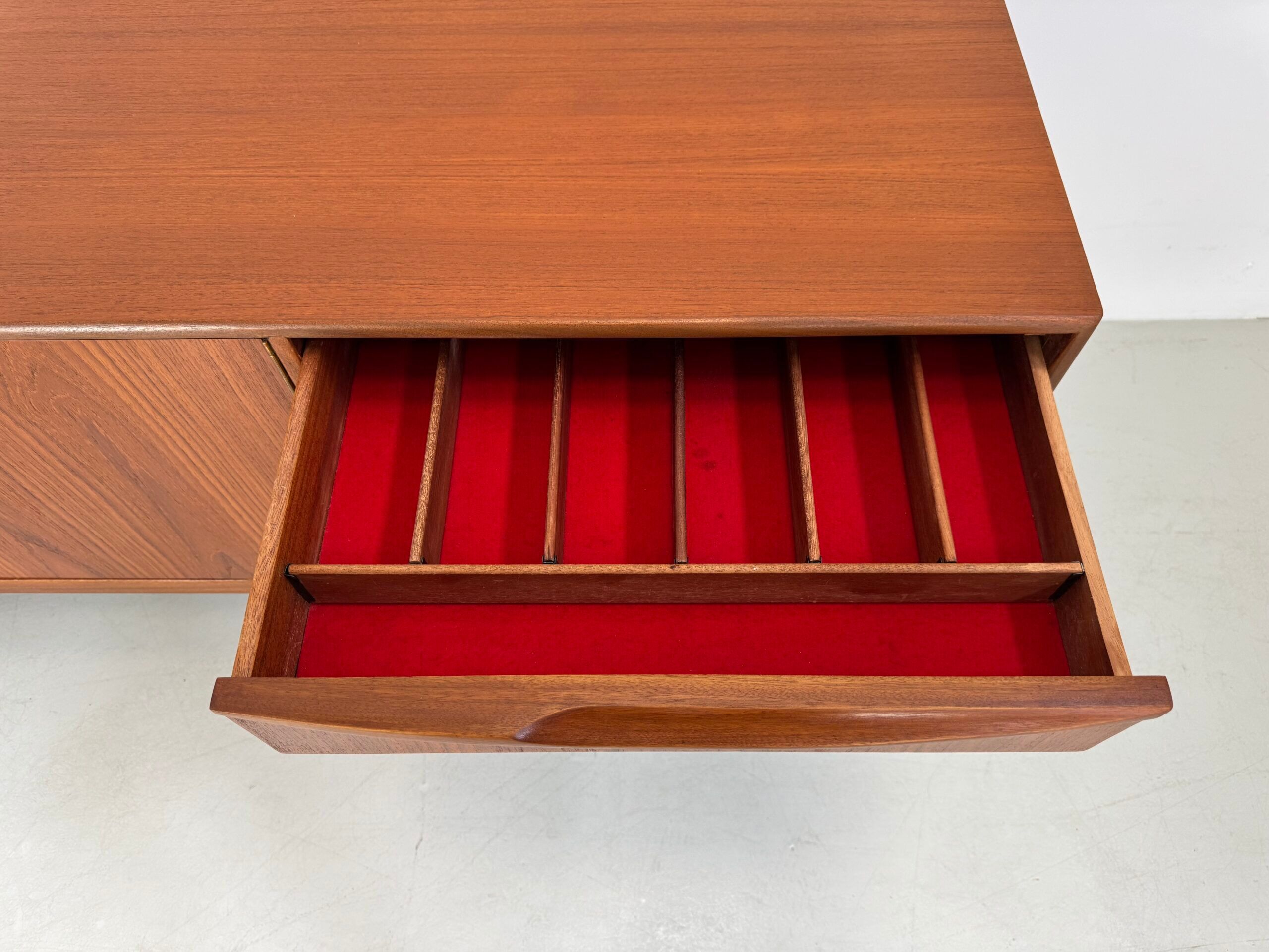 Vintage sideboard McIntosh "Torpedo"