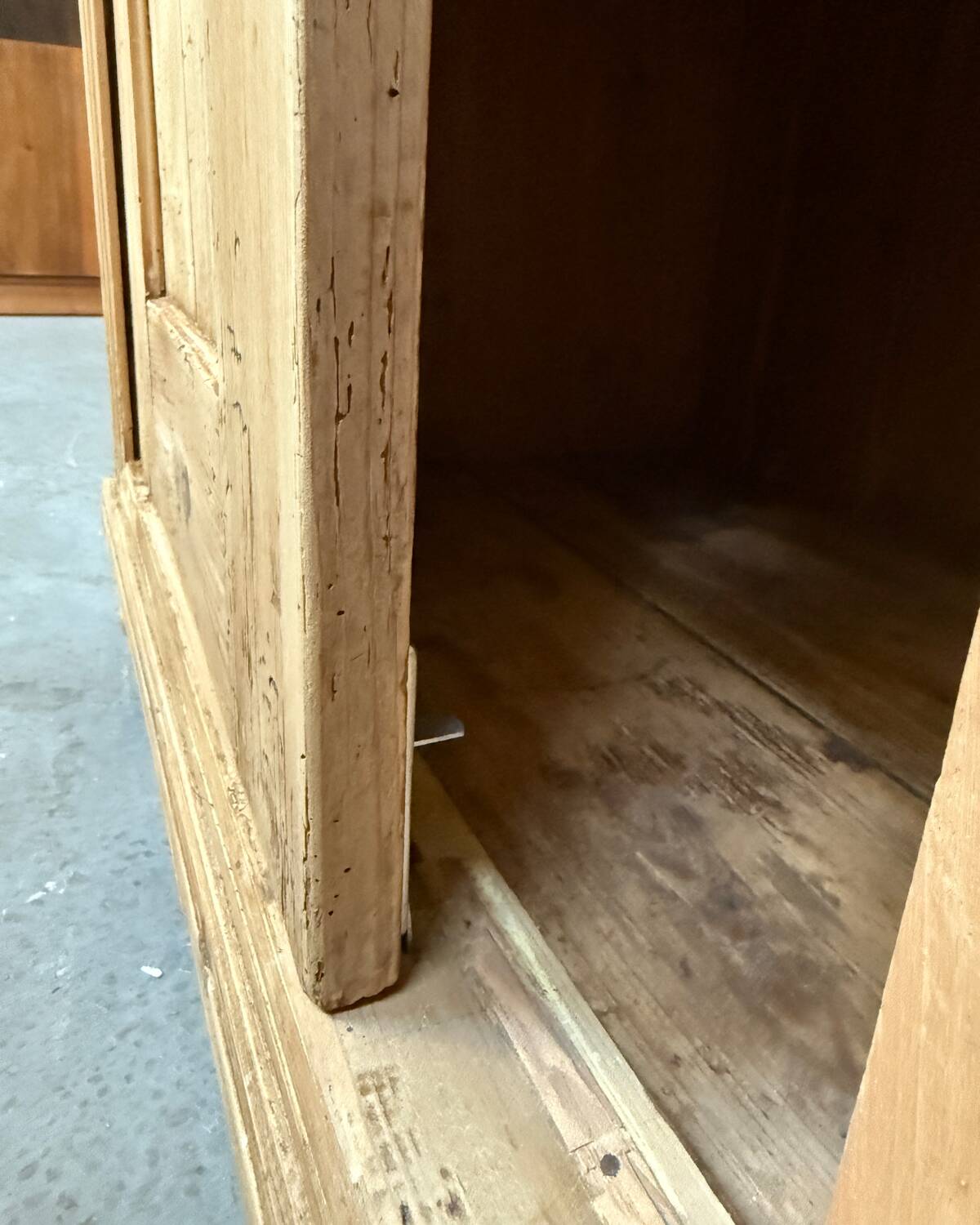 Large English wardrobe in solid pine (renovated)