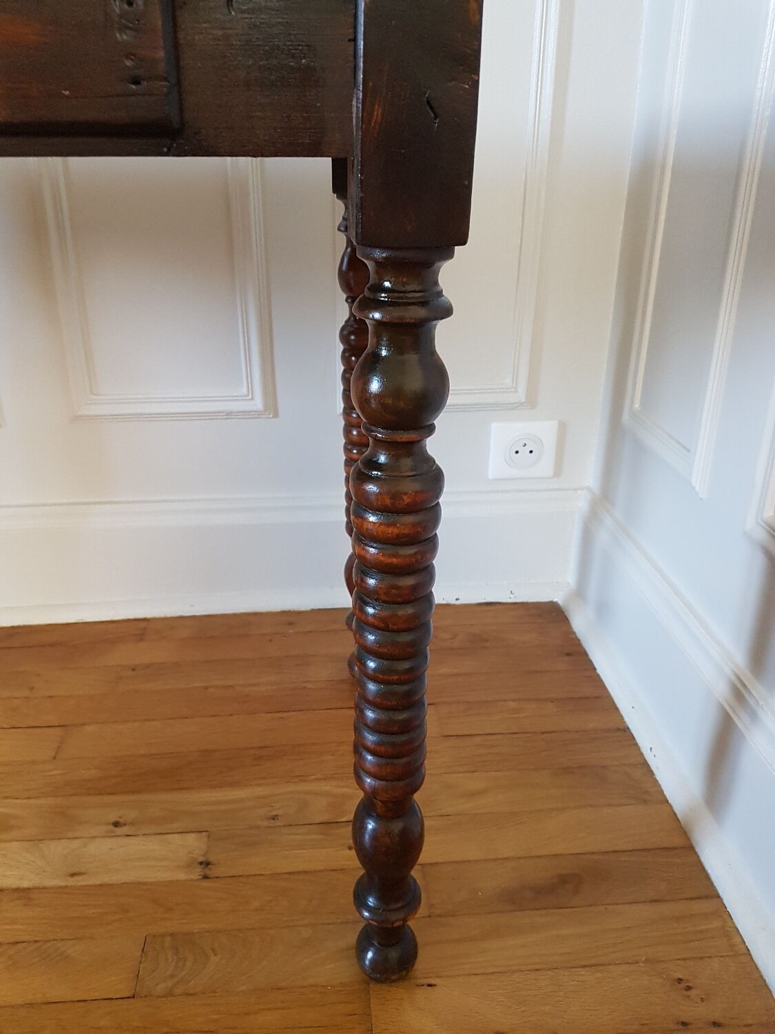 Table with turned legs