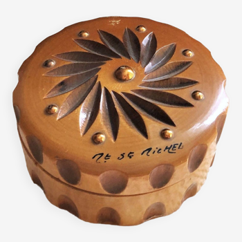 Boîte en bois sculpté art populaire fait main France vintage