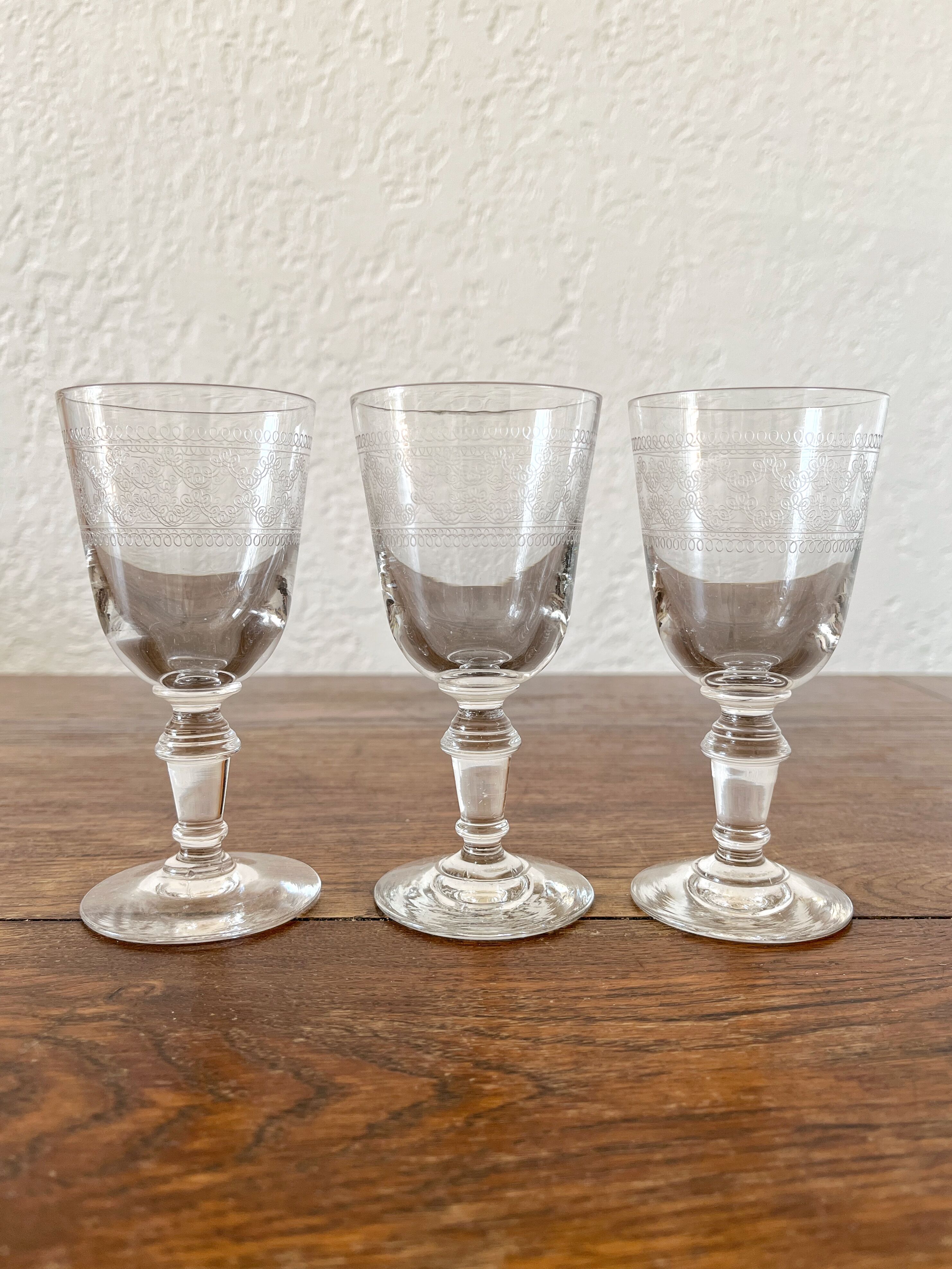 3 stemmed white wine glasses in engraved glass from the 19th century