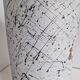 Vase en terre cuite peinte à motif graphique