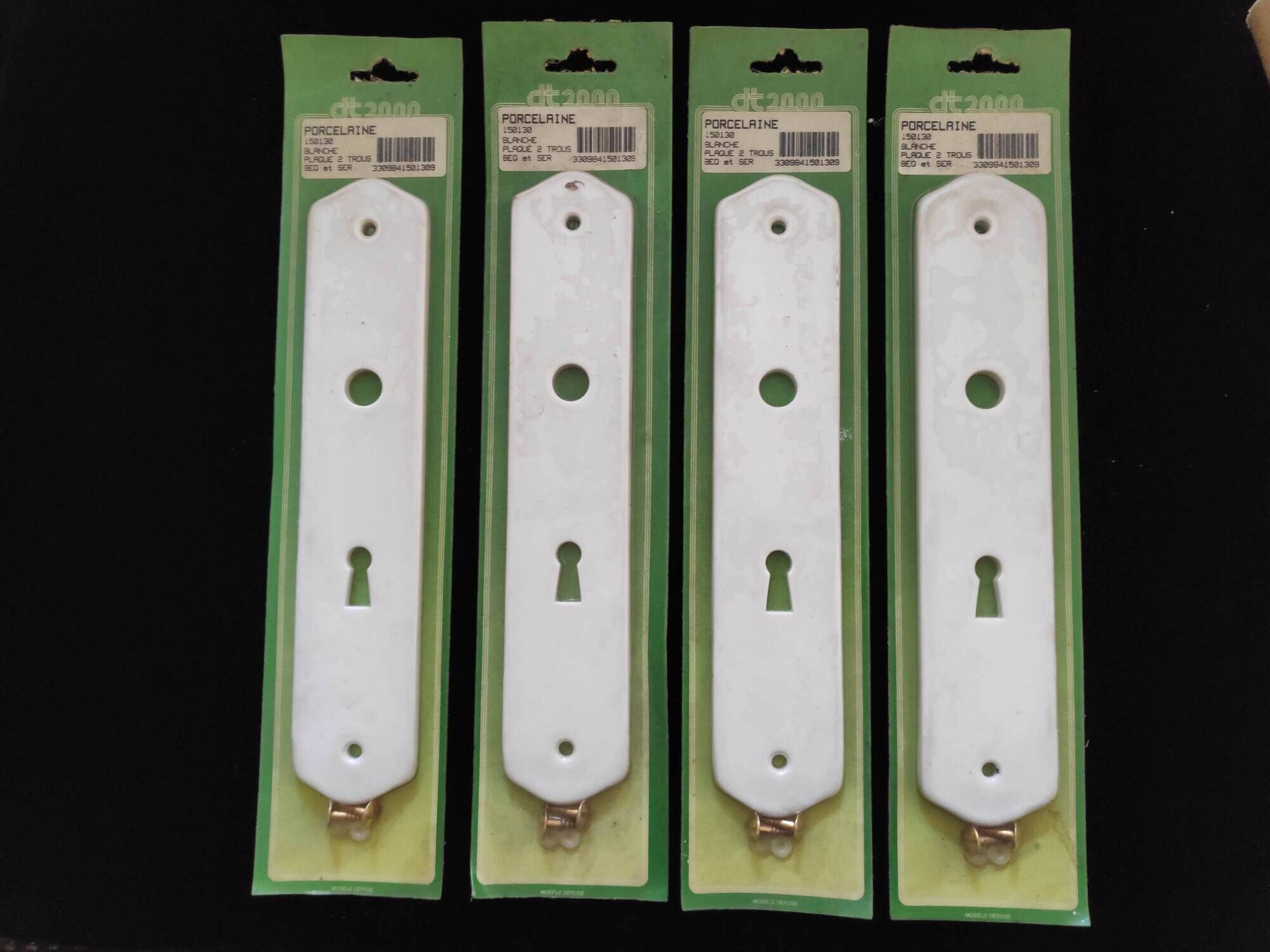 Set of 4 porcelain cleanliness plates