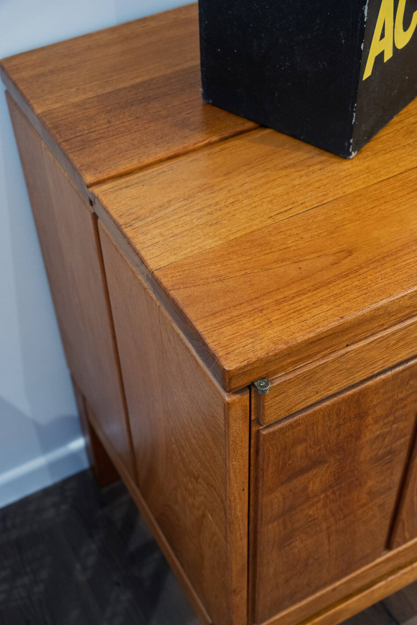 Solid elm sideboard – Brutalist & Modernist design, circa 1960-70