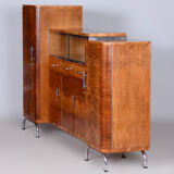 Buffet Bauhaus en noyer restauré par Robert Slezak, acier chromé, Tchéquie, années 1930
