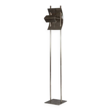 Geometric floor lamp in silver metal. 1980s.
